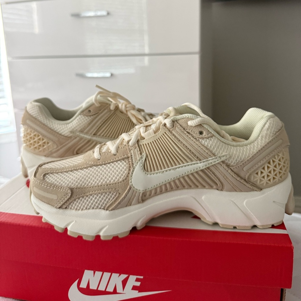 Wmns Nike Zoom Vomero 5 Beige/White